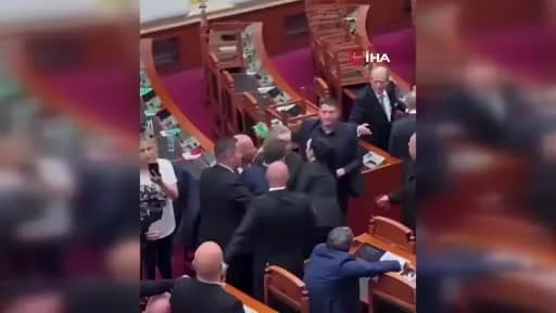 Arnavutluk parlamentosunda milletvekilleri arasında arbede yaşanırken güvenlik görevlileri müdahale