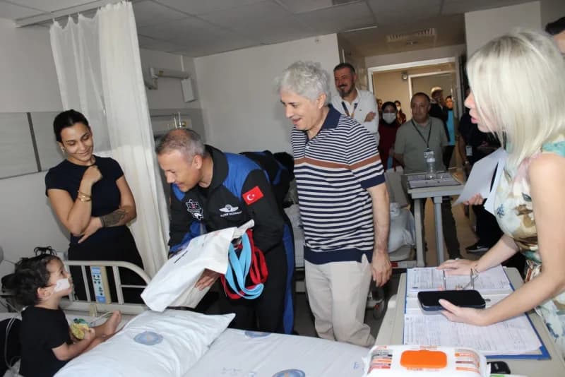 Akdeniz Üniversitesi’nde 11 astronot çocuklar ve gençlerle bir arada, İleri Sağlık Araştırmaları Merkezi ziyareti ve etk