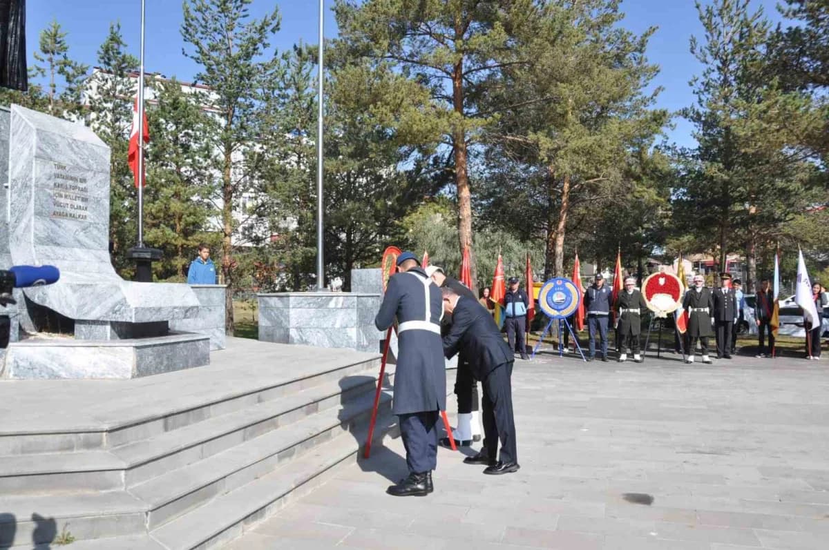 Atatürk Anıtı önünde Kars’ta Atatürk’ün gelişinin 102. yıl dönümü kutlama töreni