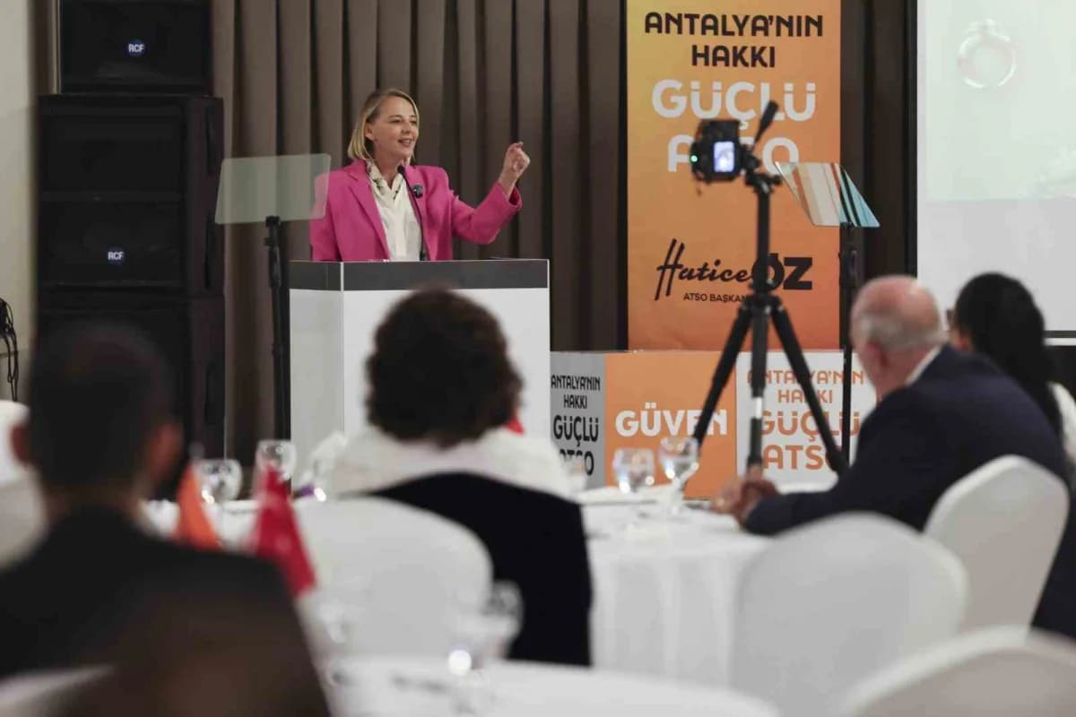 ATSO Başkan Adayı Hatice Öz, Antalya’da soydaş topluluklarla bir arada konuşma yaparken