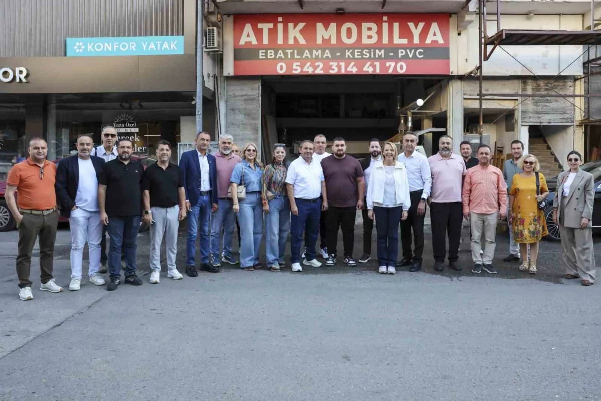 Antalya Eski Sanayi Sitesi’nde ATSO Başkan Adayı Hatice Öz esnafla görüşüyor