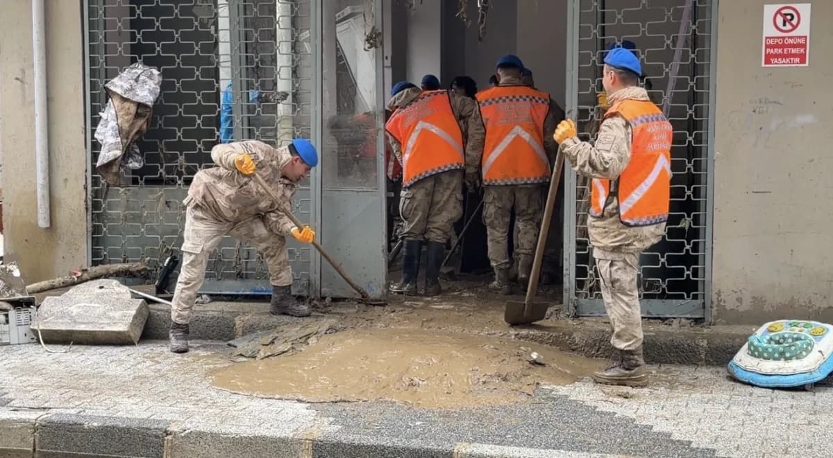 Ayazağa’da sel sonrası temizlik çalışmaları sürüyor: Jandarma ekipleri de destek veriyor