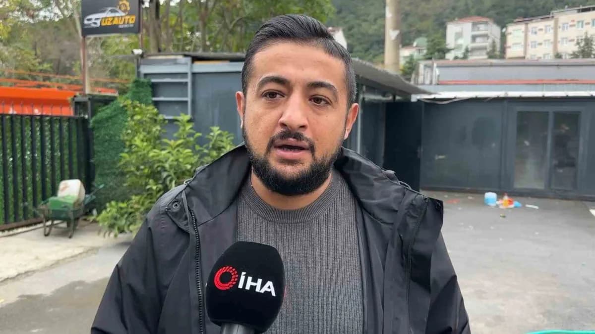 Ayazağa’daki sel felaketinde canını hiçe sayıp suya girdi: Araçta mahsur kalan sürücüyü ön camdan böyle kurtar