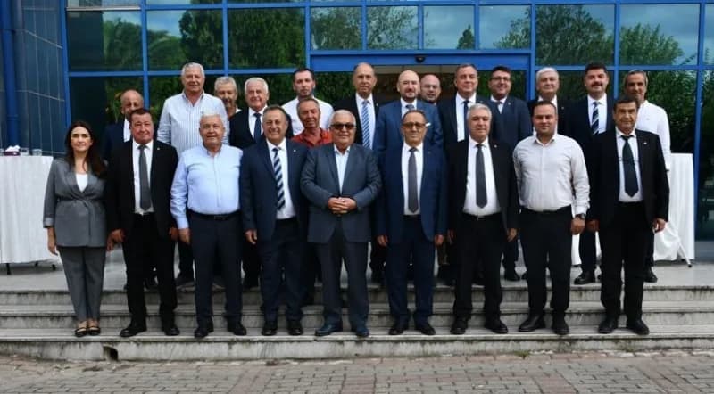 Aydın Ticaret Borsası Başkanı Fevzi Çondur seçim sonrası üyelerle birlikte