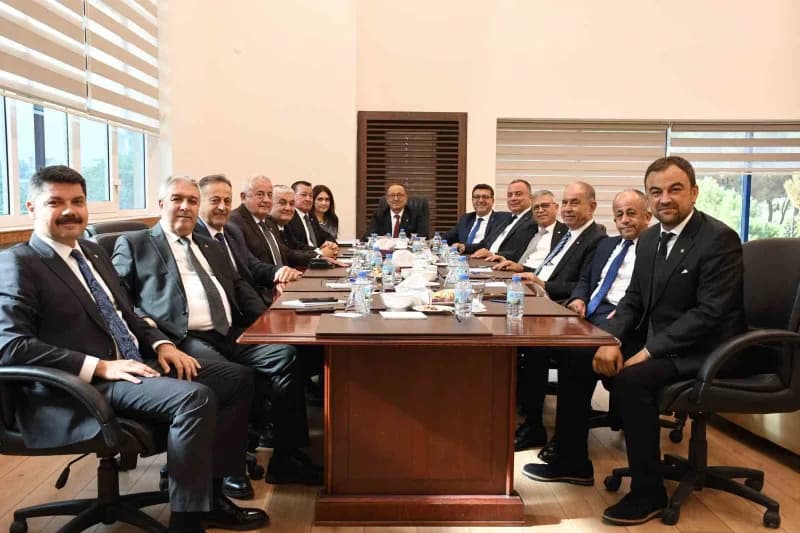Aydın Ticaret Borsası yönetim kurulu üyeleri toplantı sırasında