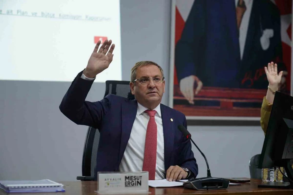Ayvalık Belediye Meclisi toplantısı Vural Sineması Nejat Uygur Sahnesi’nde yapıldı