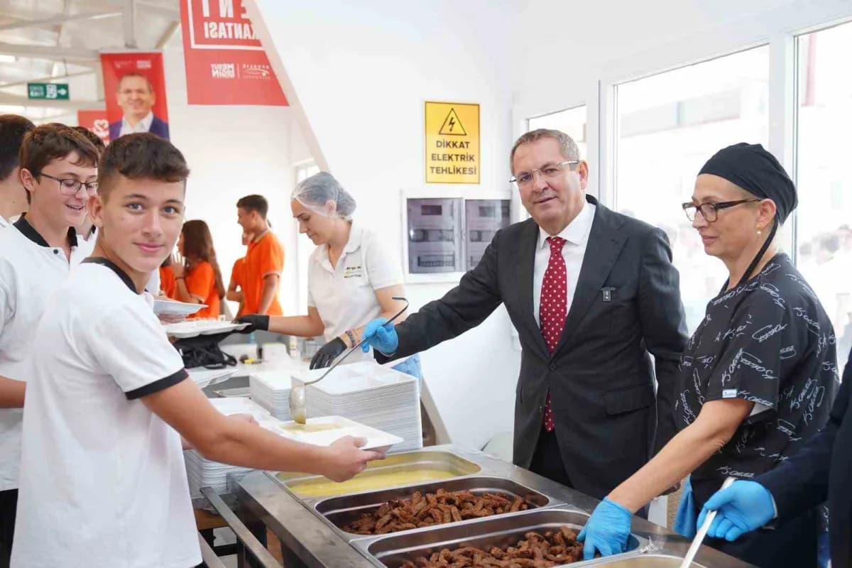 Ayvalık Öğrenci Kent Lokantasında öğrenciler uygun fiyata yemek yiyor