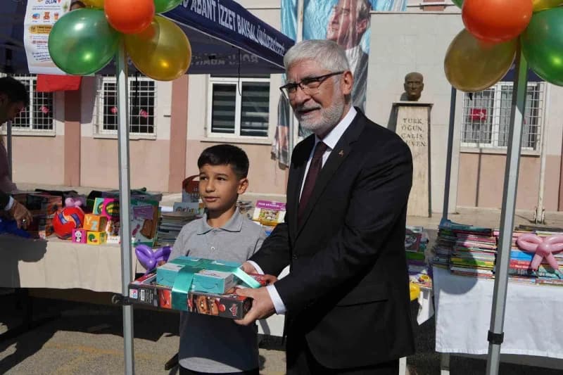 BAİBÜ personelinin bağışladığı kitap ve oyuncaklar Bolu Çimento Çaydurt İlkokulu öğrencilerine dağıtılırken çocuklar yüz
