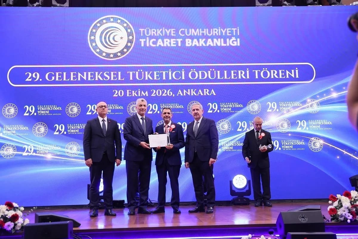 Ticaret Bakanı Ömer Bolat, 29. Geleneksel Tüketici Ödülleri töreninde ödül verirken