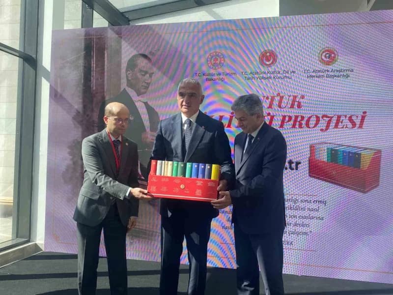 Bakan Ersoy: "(Nutuk Külliyatı Projesi) Türkçenin yanı sıra İngilizce, Almanca, Fransızca, Kazakça, Rusça, Urd