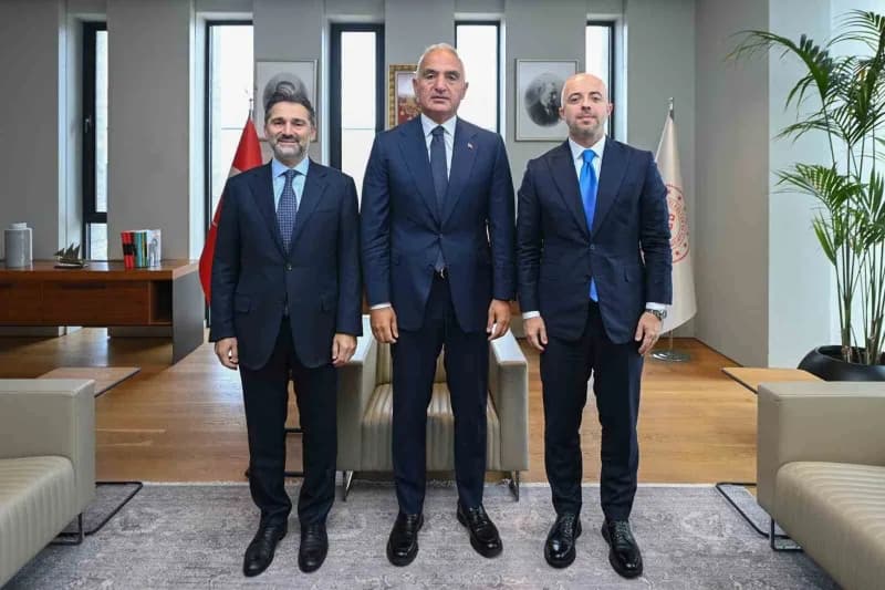 Kültür ve Turizm Bakanı Mehmet Nuri Ersoy ile THY Yönetim Kurulu Başkanı Murat Şeker İstanbul Atatürk Kültür Merkezi’nde