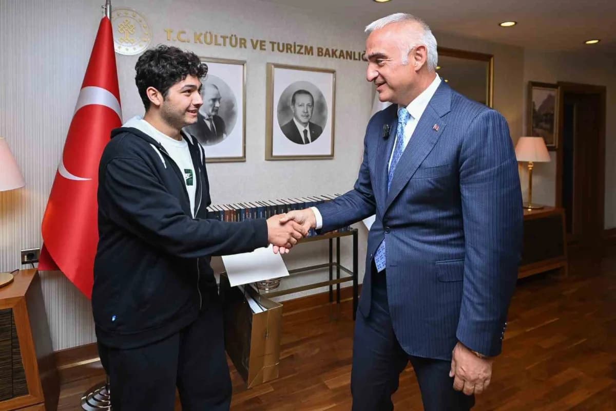 Bakan Mehmet Nuri Ersoy, YKS'de derece yapan Ahmet Deniz ile bir arada