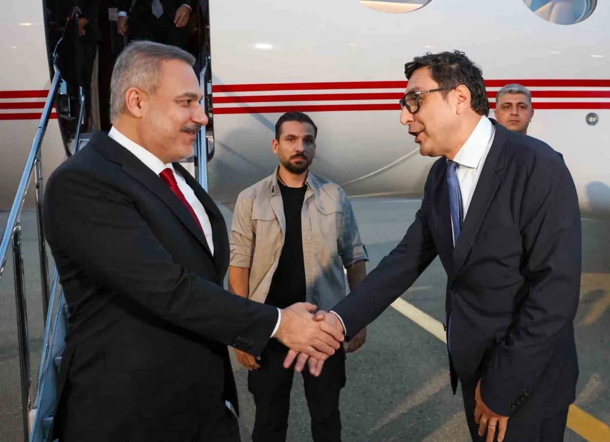 Dışişleri Bakanı Hakan Fidan, Bakü Haydar Aliyev Havalimanı’nda Azerbaycan Gençlik ve Spor Bakanı tarafından karşılanıyo