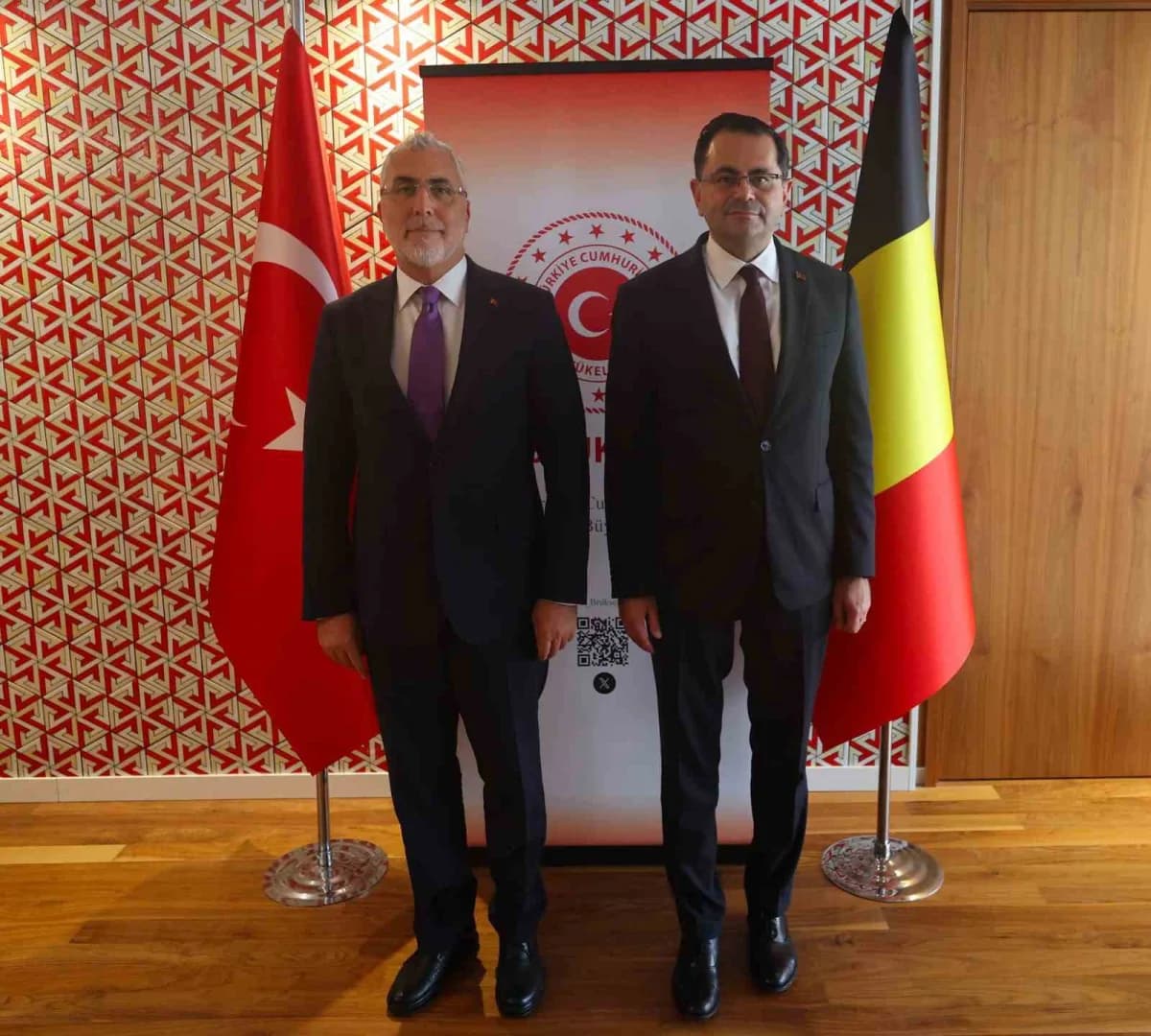 Çalışma ve Sosyal Güvenlik Bakanı Vedat Işıkhan Brüksel’de büyükelçiler ve UID temsilcileriyle toplantıda