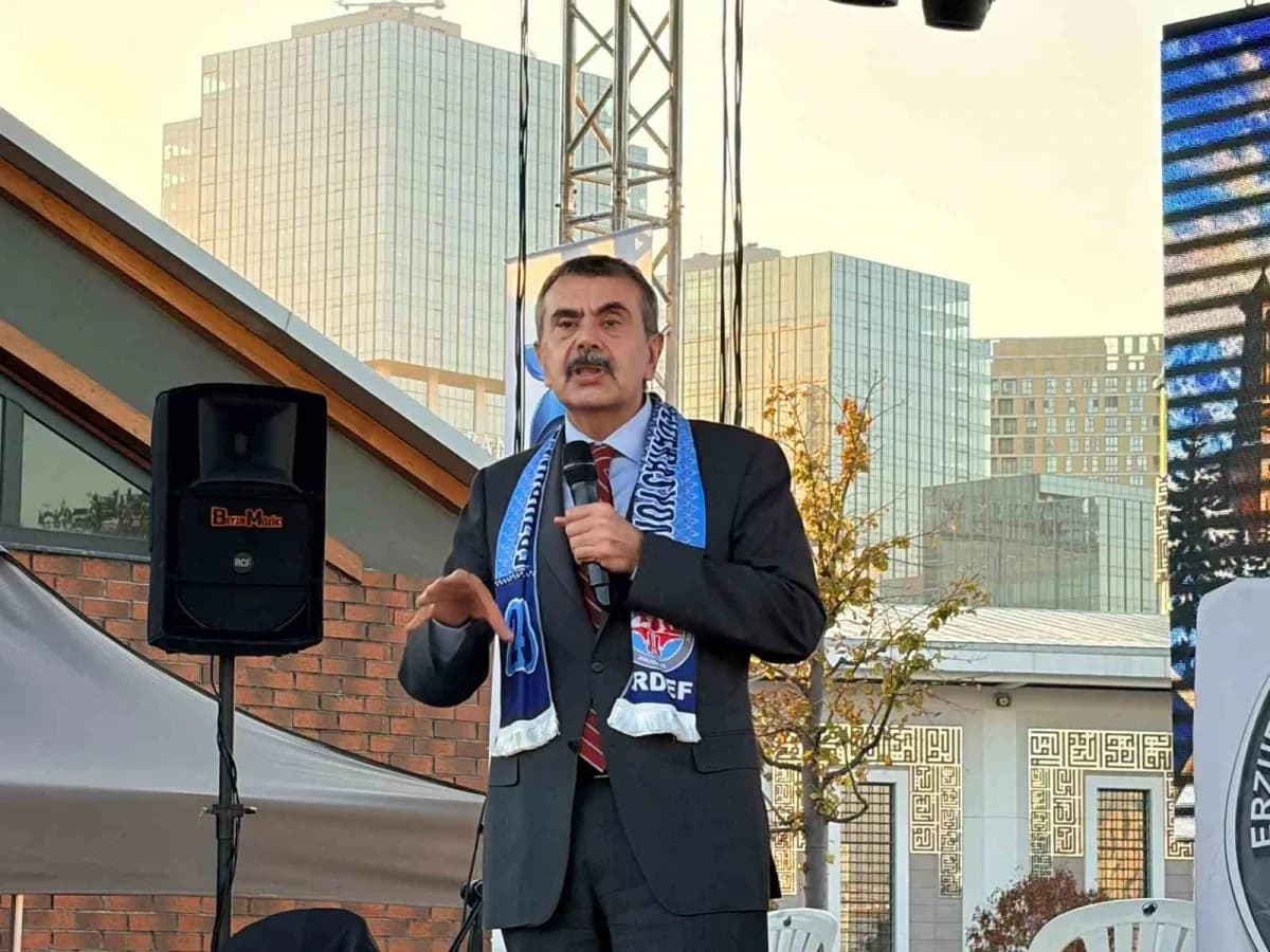 Milli Eğitim Bakanı Yusuf Tekin Erzurum Tanıtım Günleri programında konuşma yaparken
