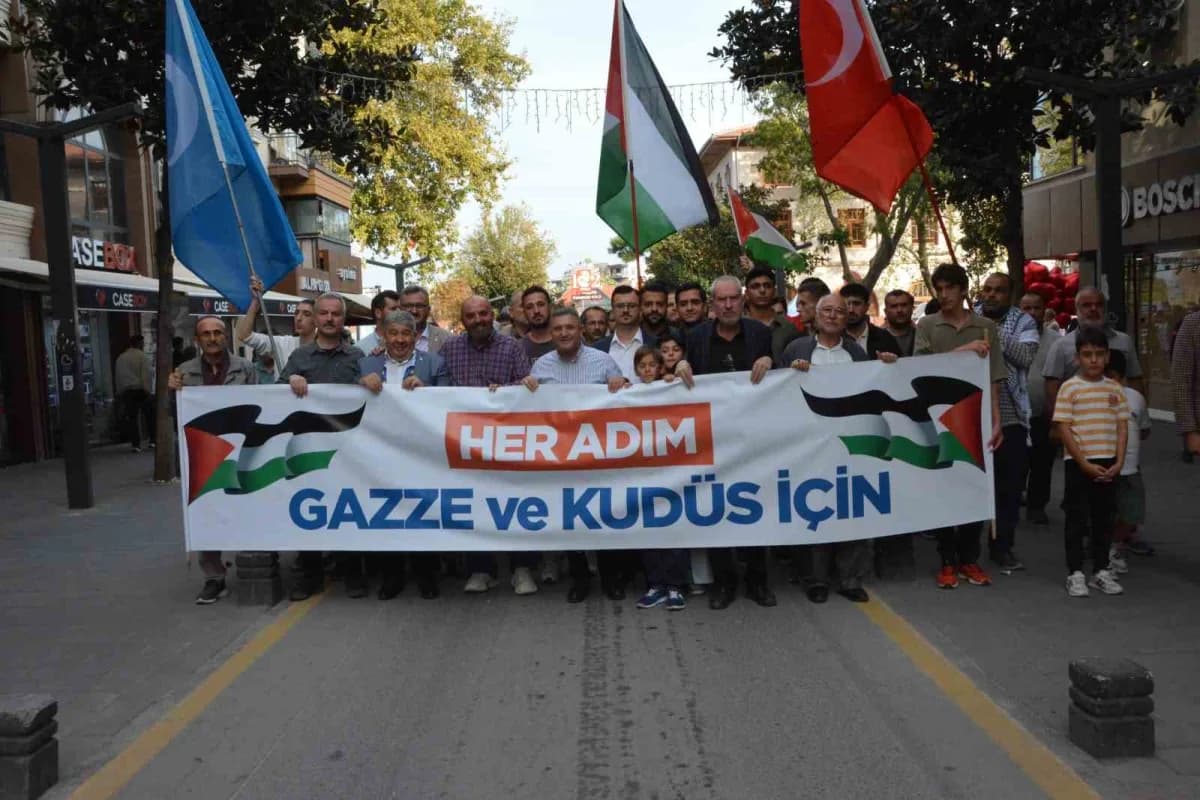 Balıkesir’de Gazze ve Kudüs için düzenlenen yürüyüşte Türk ve Filistin bayrakları taşıyan kalabalık grup