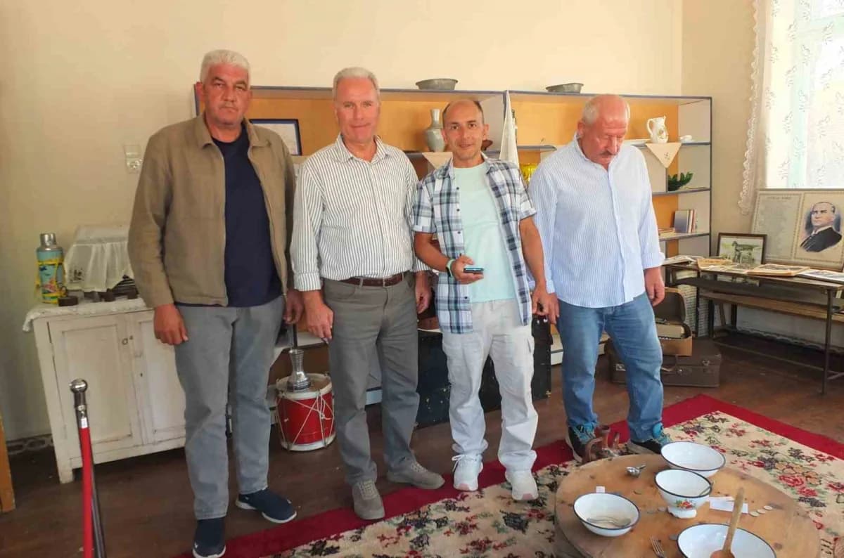 Balıkesir Edremit Kızılkeçili Mahallesi’nde imeceyle kurulan Etnografya Müzesi’nin içinden eski eşyalar ve ziyaretçiler