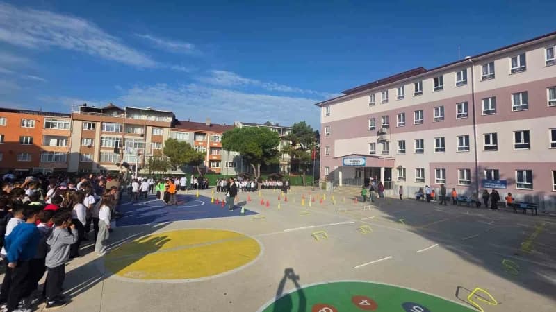 Bandırma Marmara İlkokulu’nda öğrencilere sağlıklı yaşam eğitimi verilirken ambulans ve itfaiye arac