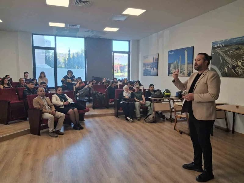 "Başarı tesadüf değil, emek işidir" diyerek gençlere mesaj verdi