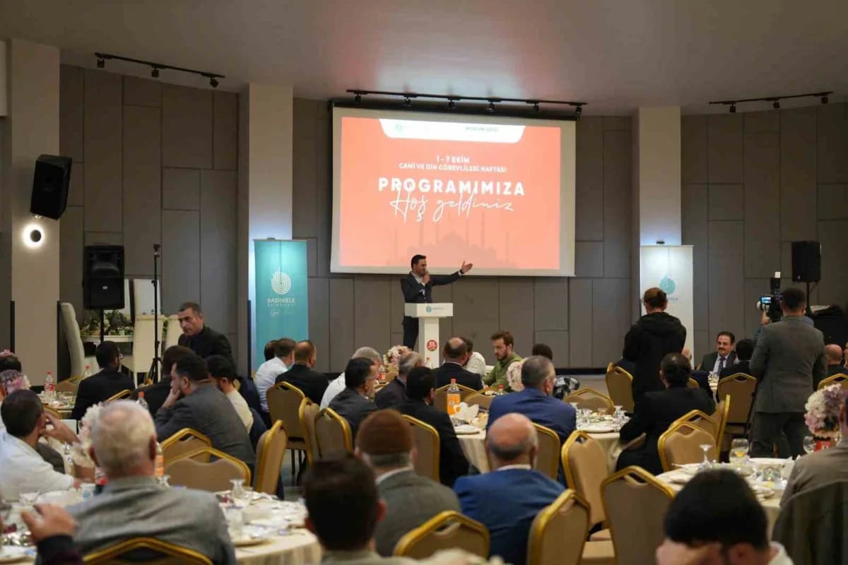 Başiskele Belediye Başkanı Yasin Özlü, Camiler ve Din Görevlileri Haftası programında konuşma yaparken