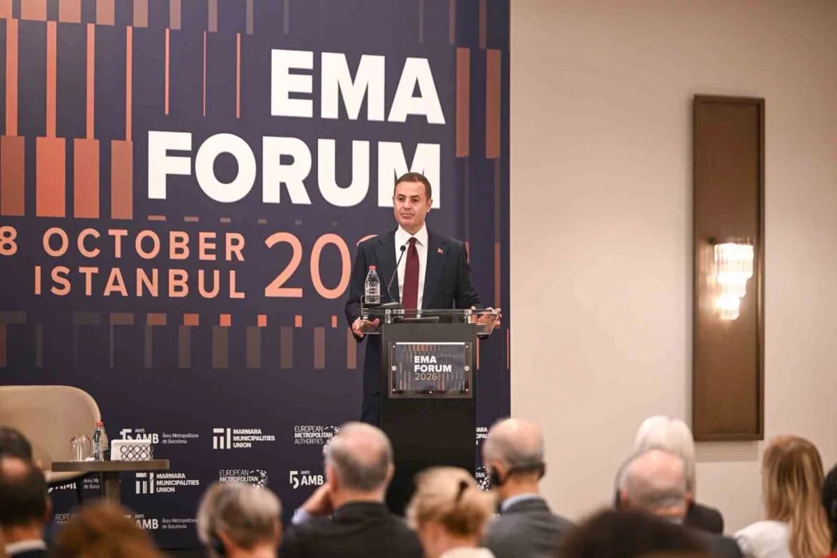 Başkan Ahmet Akın, Avrupa Büyükşehirler Ağı Forumu açılışında konuşma yaparken