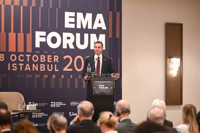 Başkan Ahmet Akın, Avrupa Büyükşehirler Ağı Forumu açılışında konuşma yaparken