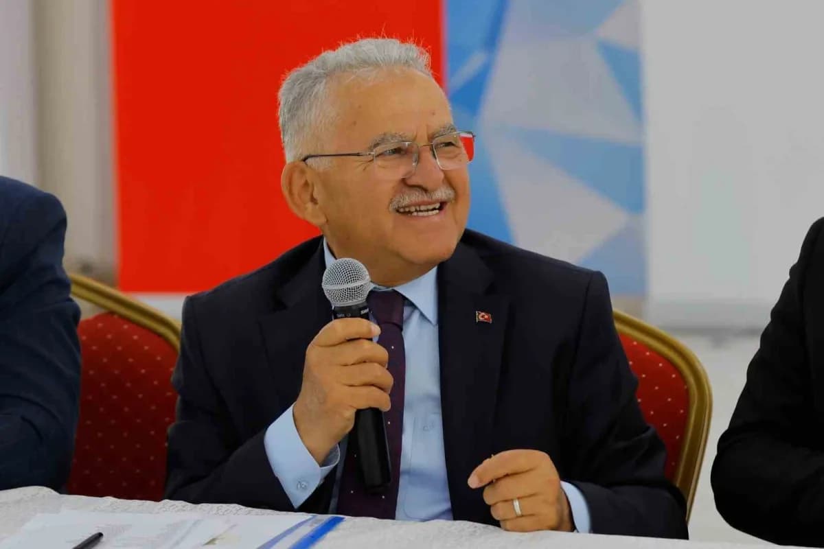 Başkan Memduh Büyükkılıç Develi’de muhtarlarla toplantıda ve Develi Halk Kütüphanesi’nde inceleme yaparken