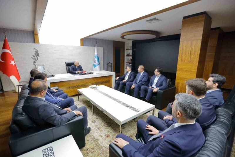 Başkan Memduh Büyükkılıç, Yeşilay heyetini Kayseri Büyükşehir Belediyesi makamında kabul ederken