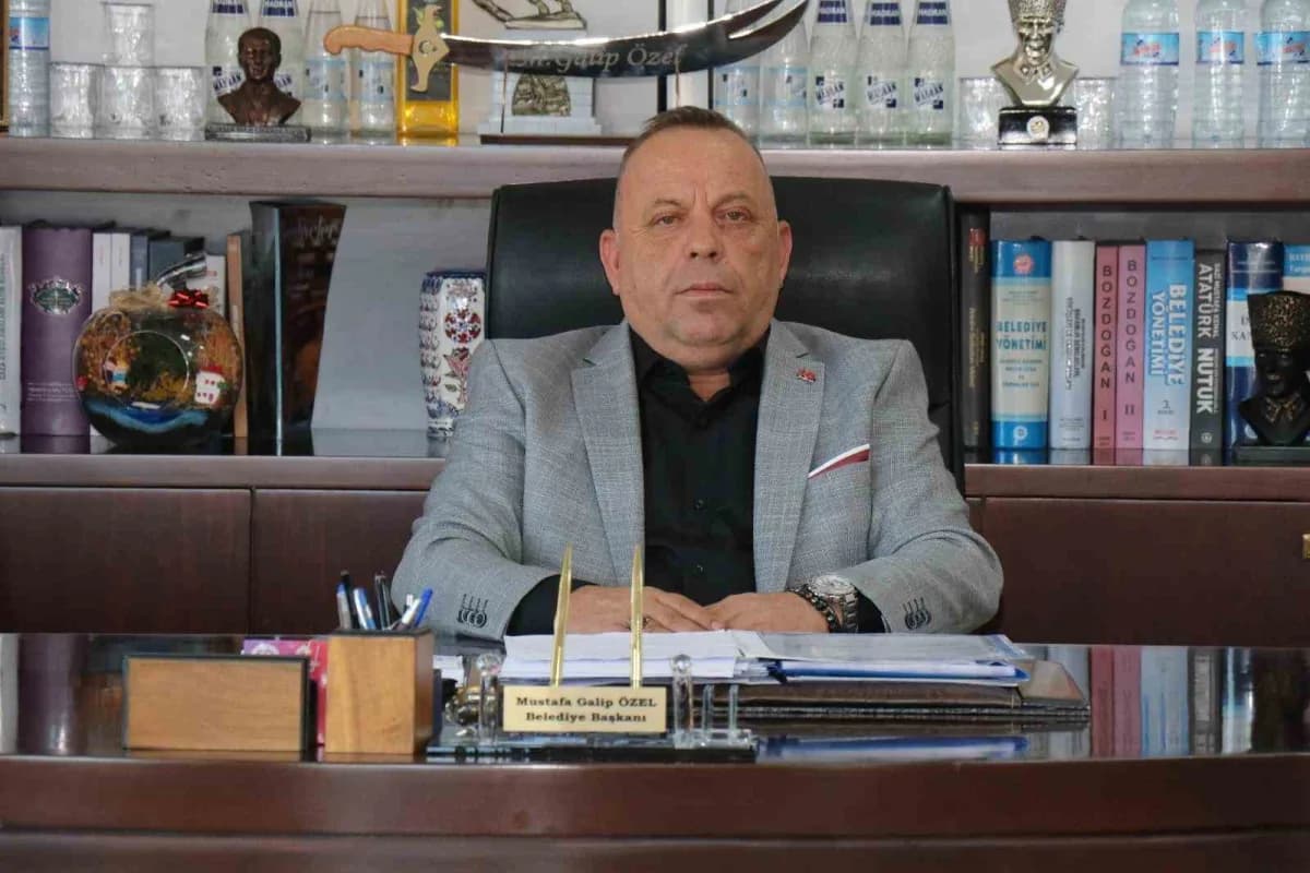 Bozdoğan Belediye Başkanı Mustafa Galip Özel zeytin fiyatları hakkında açıklama yapıyor