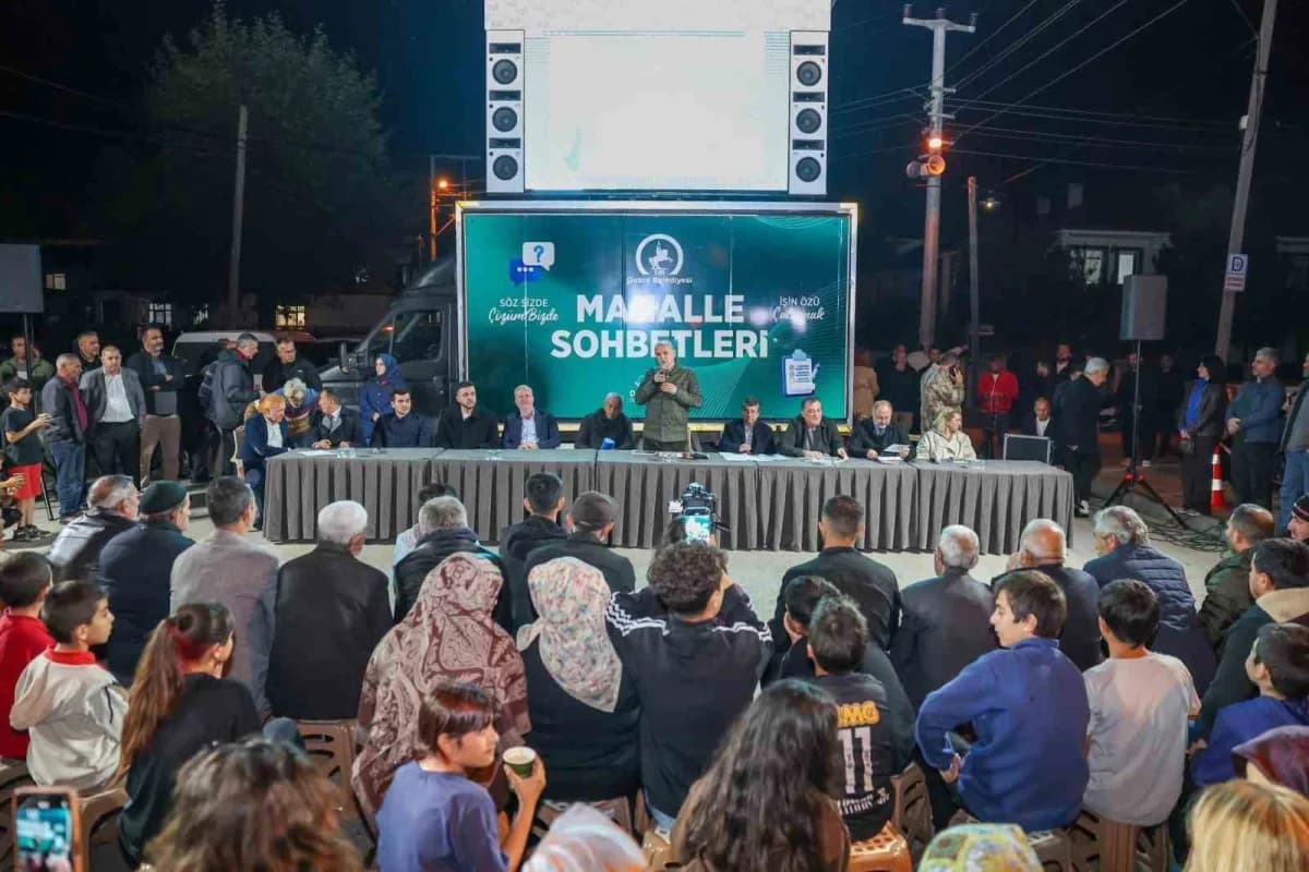 Düzce Belediye Başkanı Faruk Özlü Ağa Mahallesi sakinleriyle mahalle toplantısında bir arada