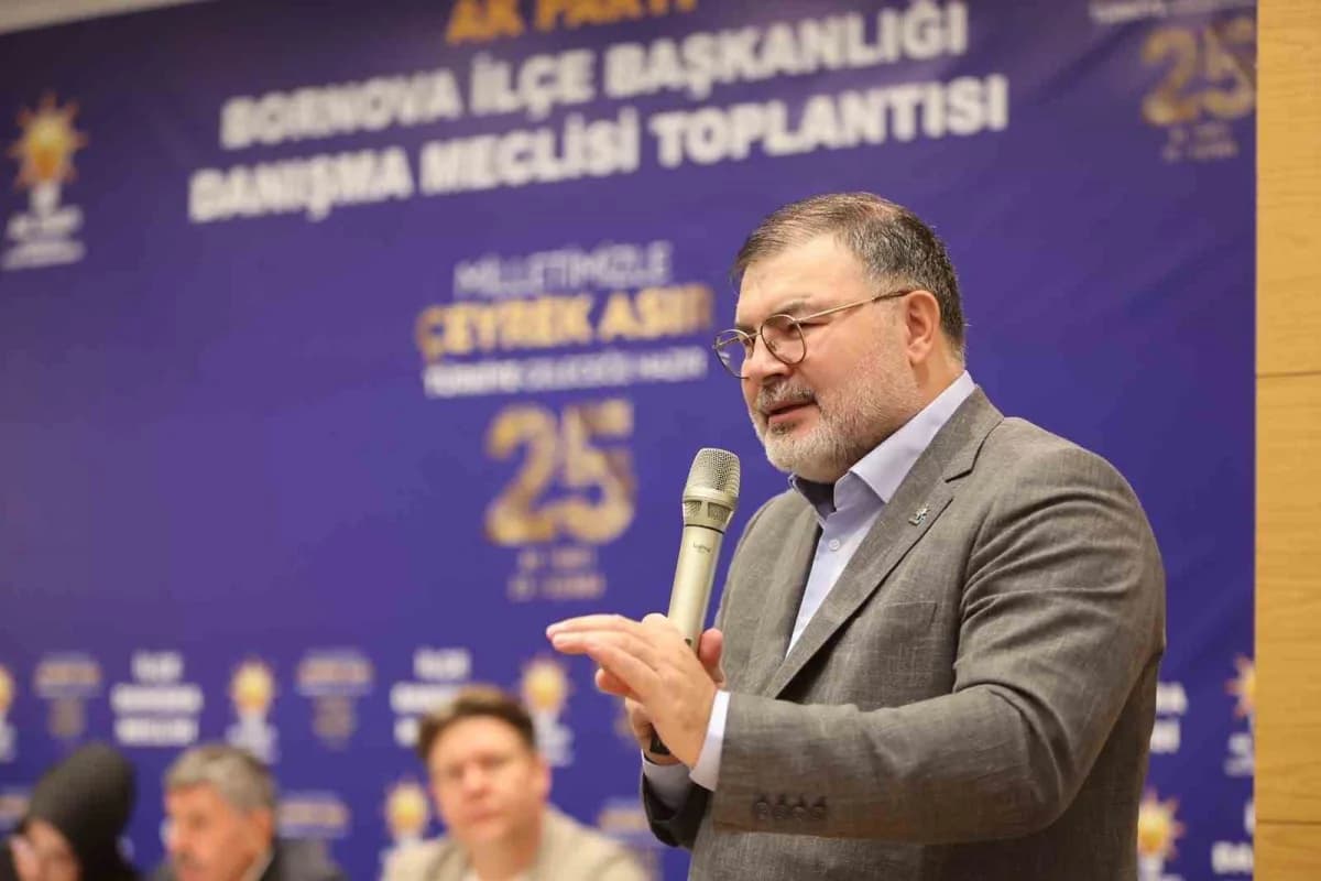 AK Parti İzmir İl Başkanı Bilal Saygılı Bornova İlçe Danışma Meclisi Toplantısında konuşma yapıyor