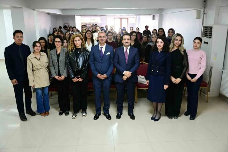 Başkan Bayram Taşkın Malatya Barosu genç avukatlarla söyleşi yaparken