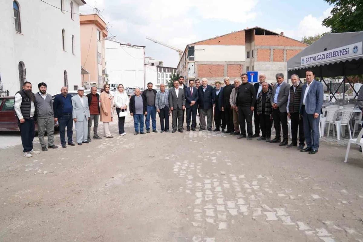 Başkan Bayram Taşkın Nuriye Mahallesi sakinleriyle buluşup talepleri dinlerken