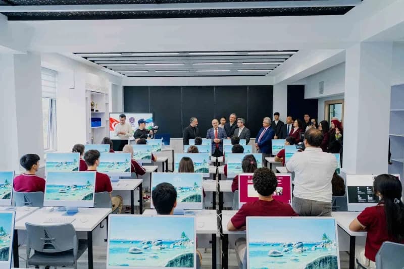Bahçeşehir Üniversitesi tarafından Taşkent'te kurulan yapay zeka laboratuvarının iç mekan görüntüsü