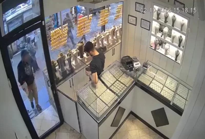 Bayrampaşa’da kuyumcuda imitasyon altın poşeti ile soygun girişimi anı