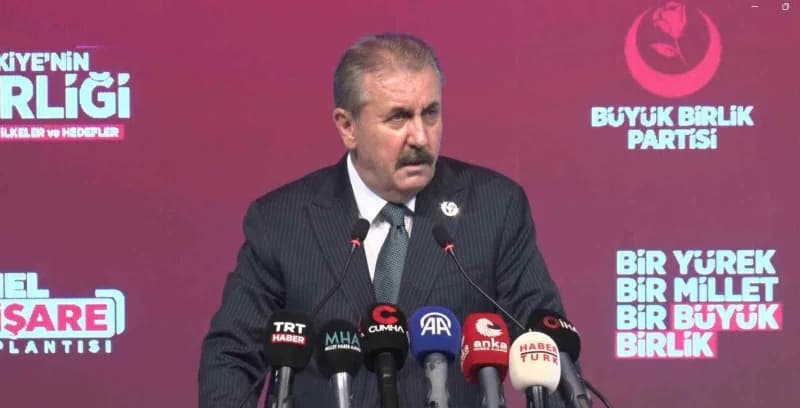 BBP Genel Başkanı Mustafa Destici Ankara'da yaptığı açıklamada hayat pahalılığı ve terörle mücadele konularına değiniyor
