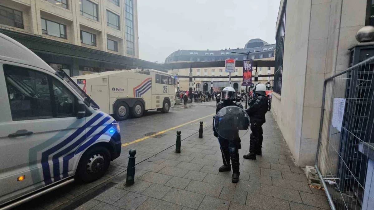 Brüksel’de hükümet karşıtı protestolarda polis ve göstericiler arasında yaşanan çatışmalar