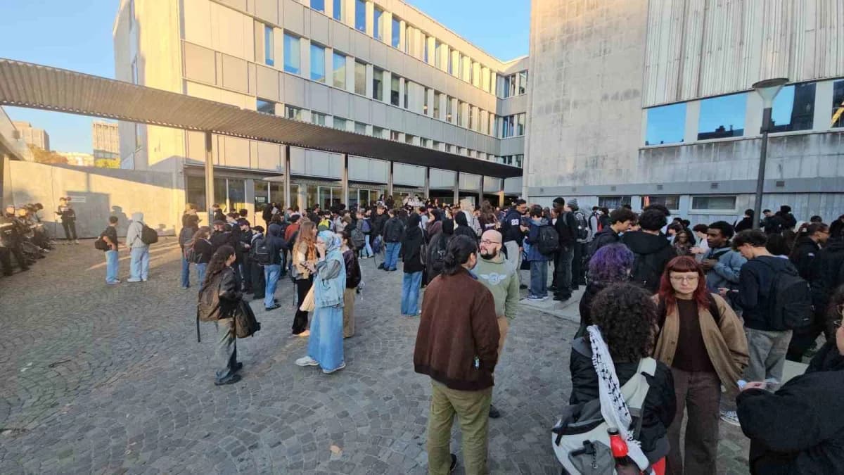 Belçika Liege’de öğrenci protestolarında okul önünde barikat kuran öğrenciler ve polis güvenlik önlemleri