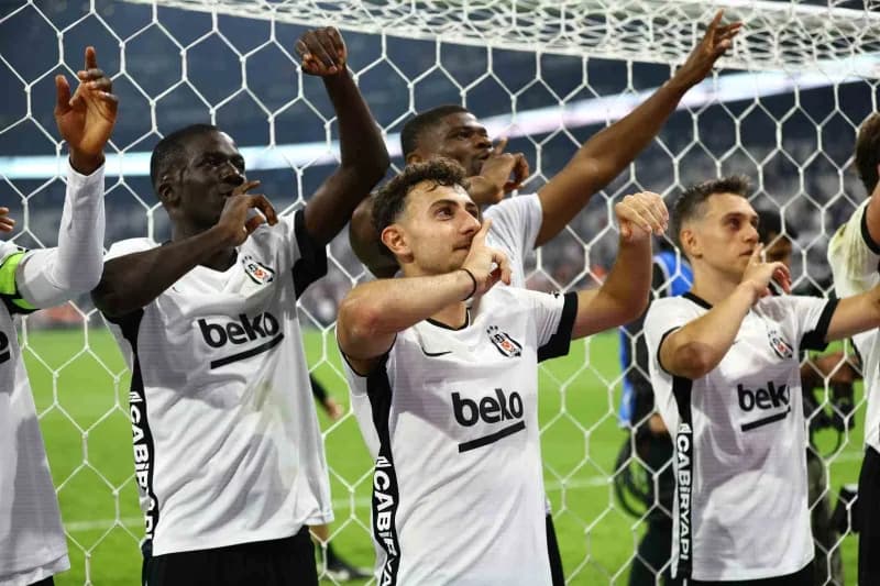 Beşiktaş ve Kocaelispor futbolcuları Trendyol Süper Lig maçında mücadele ediyor
