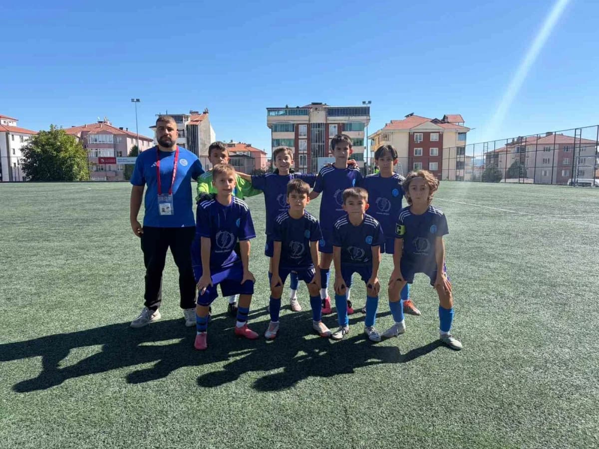 Bilecik U12 Gençler Ligi maçından genç futbolcular sahada mücadele ediyor