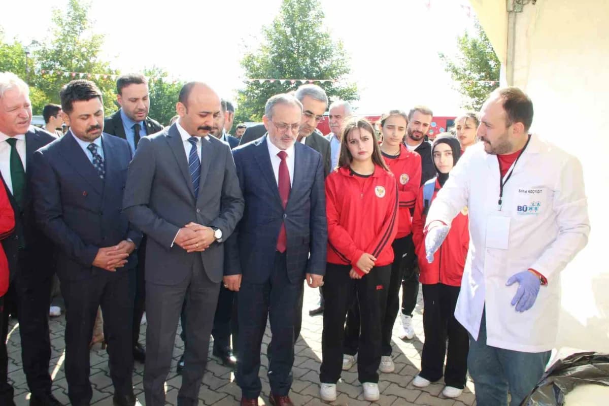 Bingöl’de düzenlenen Bilimfest’te öğrenciler robotik ve yapay zeka projelerini inceliyor