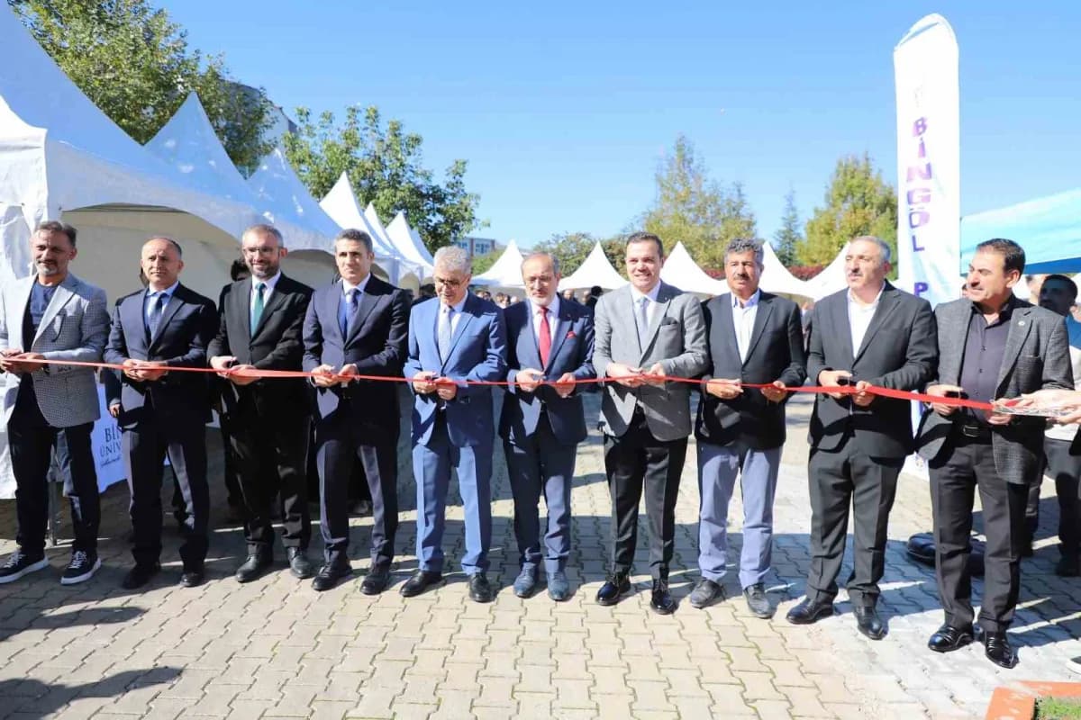 Bingöl Bal Yarışması ve Bal Şenliği etkinliğinden katılımcılar ve bal ürünleri