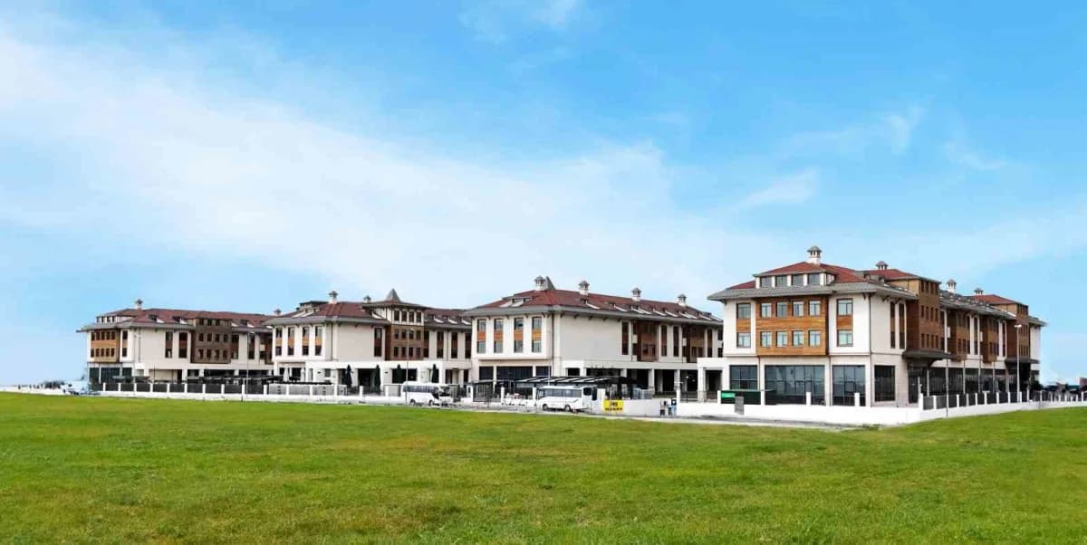 Biruni Üniversitesi kampüsünde akademik binalar ve öğrenciler