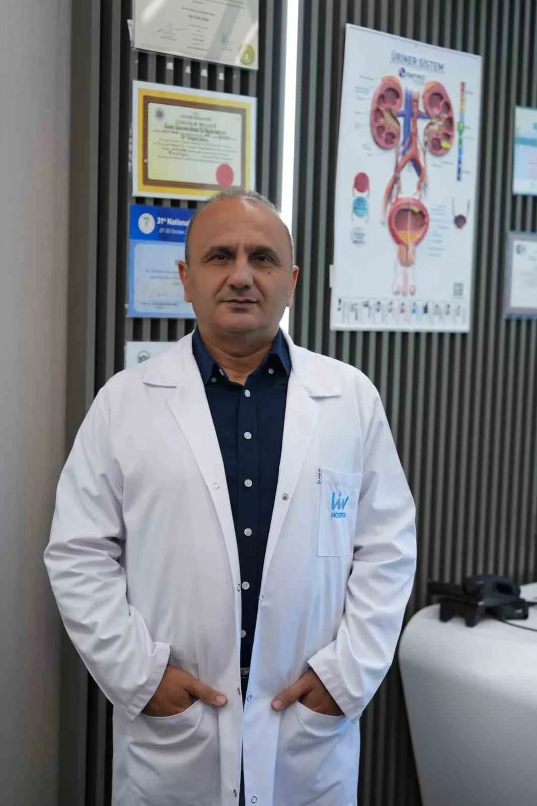 Üroloji uzmanı Prof. Dr. Selçuk Şahin, böbrek kanseri ve tedavi yöntemleri hakkında açıklama yapıyor