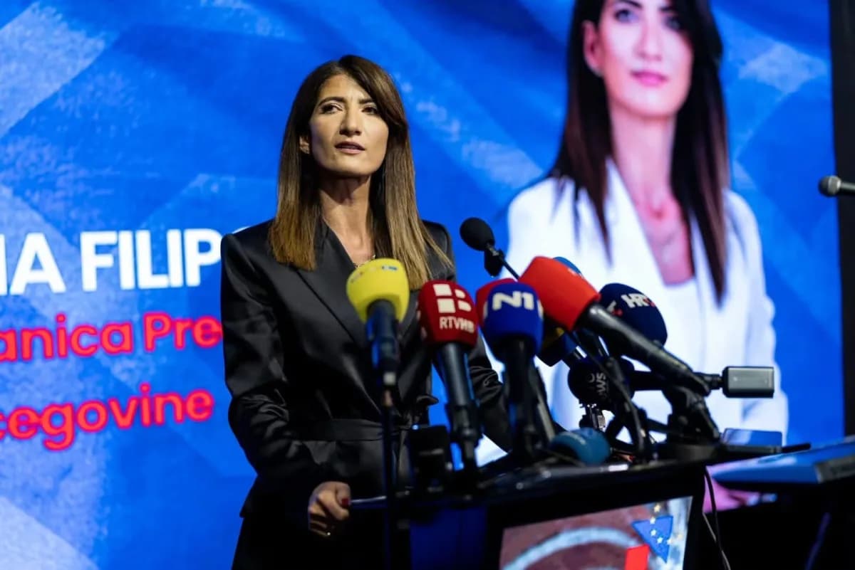 Bosna Hersek genel seçimlerinde Devlet Başkanlığı Konseyi üyeleri Denis Becirovic, Darijana Filipovic ve Zeljka Cvijanov