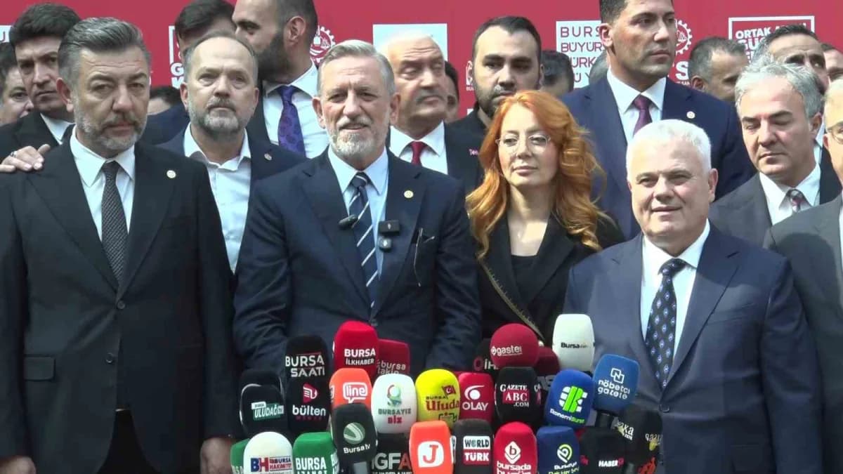 Bursa Ticaret ve Sanayi Odası binasında devam eden başkanlık seçiminde oy kullanan meclis üyeleri