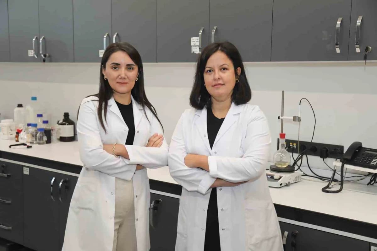 Bursa Teknik Üniversitesi laboratuvarında akıllı yara örtüsü geliştirme çalışması yapan