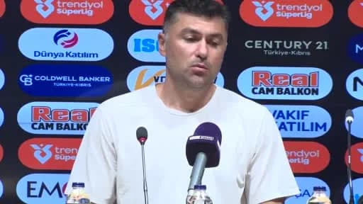Burak Yılmaz basın toplantısında açıklama yaparken