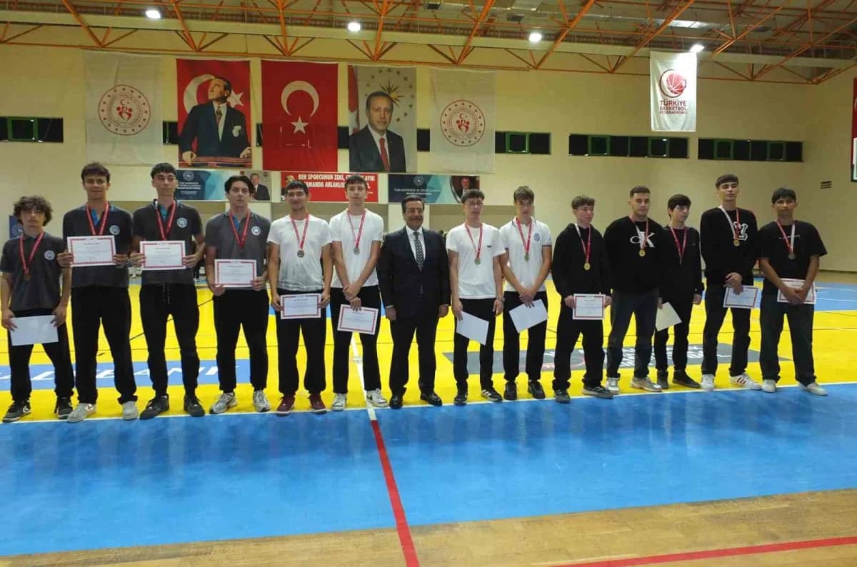 Burhaniye Atatürk Spor Salonunda Cumhuriyet Kupası Turnuvası ödül töreni