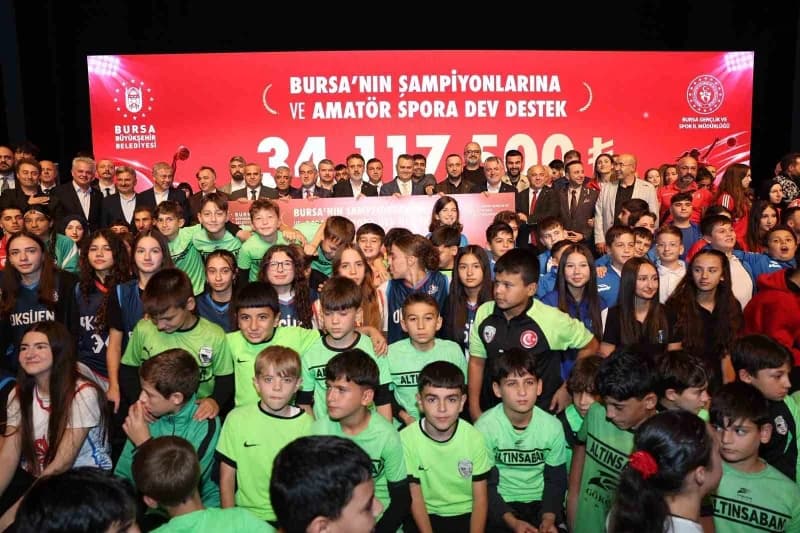 Bursa’da amatör spor kulüplerine ve başarılı sporculara destek töreninden bir kare